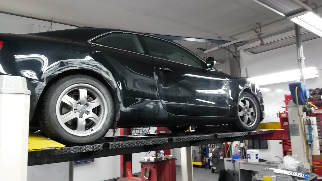 schwarzer Audi auf Hebebühne von Karosseriebau Andreas Horzen