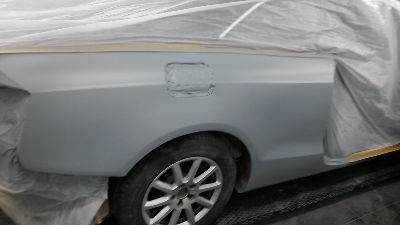 schwarzer Audi beim Lackieren 